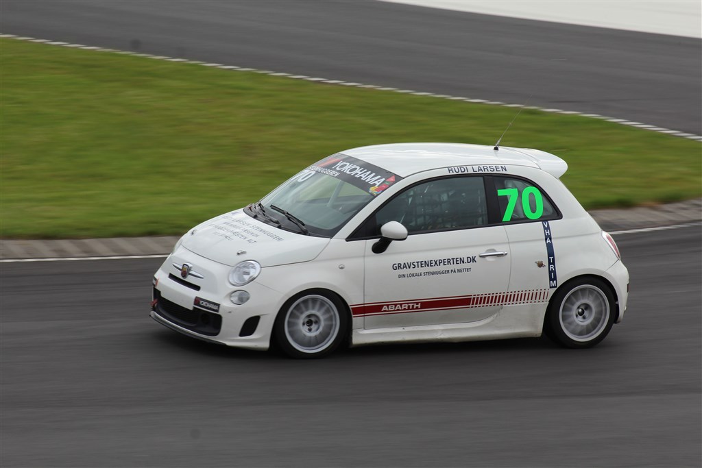 Rudi Larsen måtte også i gang med strygejernet på sin Fiat 500 Abarth efter karambolagen på 1. omgang på Ring Djursland. Men indtil da viste han rigtig god fart, og kørte med om top 6 placeringerne.
(Foto: JJ Media)